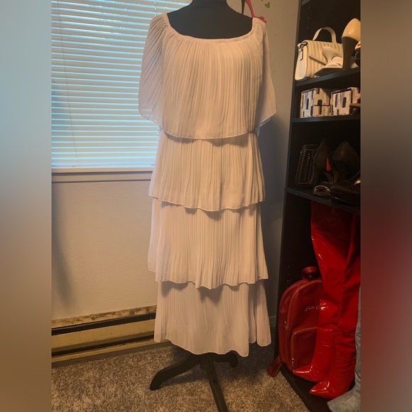 Off The Shoulder Ruffle Dress - Picture 3 of 4